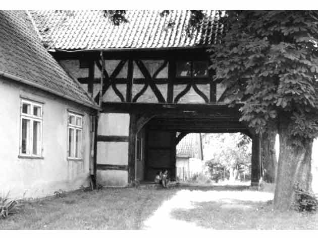 Vorlaubenhaus von Koszwaly/Polen mit breiter Durchfahrt