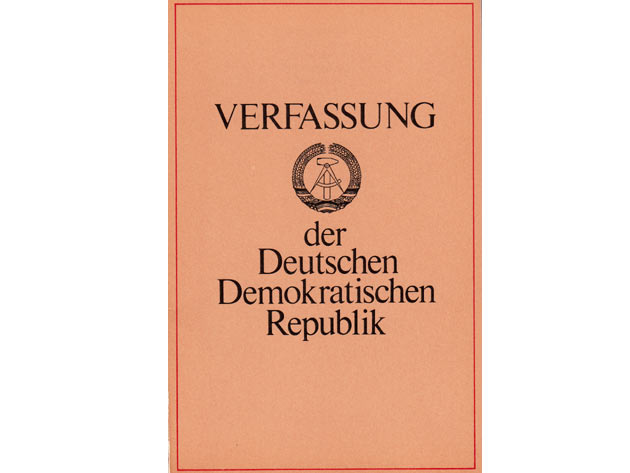 Konvolut "Verfassungen der DDR und ihre Entstehung/Vorläufer". 12 Titel. 