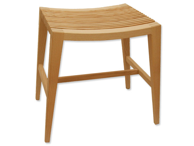 Holzhocker. Design Hocker aus Esche, geschwungen aus Naturholz, Esche, handgefertigt