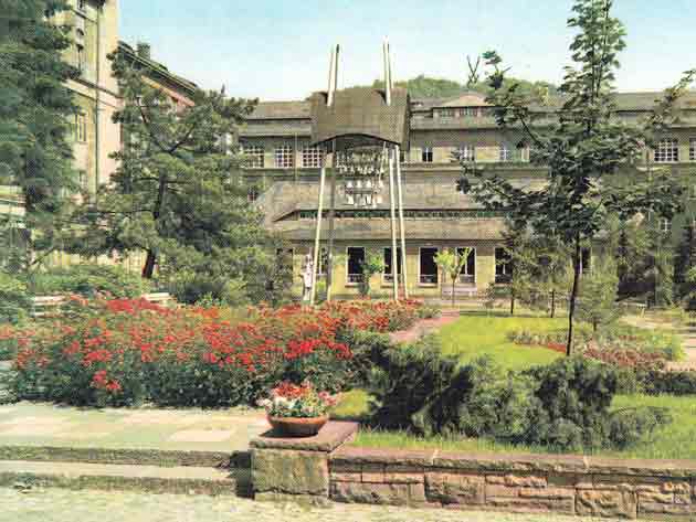 VEB Staatliche Porzellan-Manufaktur-Meißen. Werkhof mit 1960 erbautem Glockenturm. Ansichtkarte