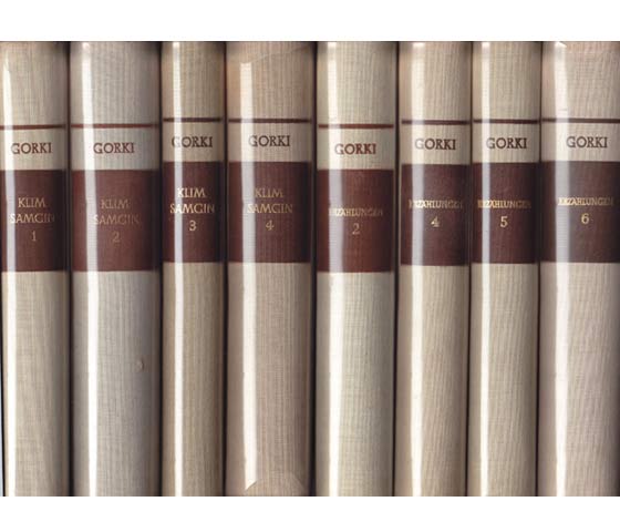 Büchersammlung „Maxim Gorki“. Ausgabe in einheitlich hellbraunem Leinen-Einband mit Goldbeschriftung auf Deckel/Rücken sowie Klarsicht-Folien und dunkelbraunem Kopfschnitt. 8 Titel. 